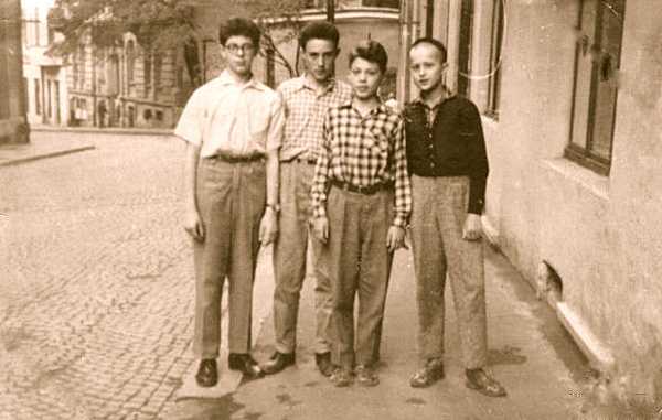 Черновицкие мальчики, автор второй справа, улица Лермонтова (Кохановского)