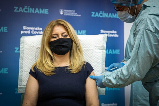 Президентка Словаччини Зузанна Чапутова отримує вакцину