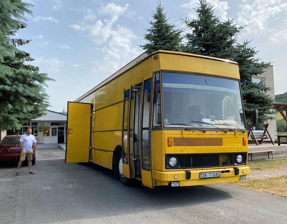 Ідея для наслідування: 30 років села східної Словаччини обслуговує бібліотека на колесах (ФОТО)
