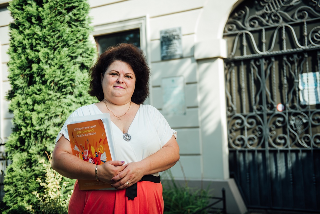 How an ethnic Hungarian became a Ukrainian philologist and introduced a bilingual education in a Hungarian school. An interview with Gabriela Gomoki