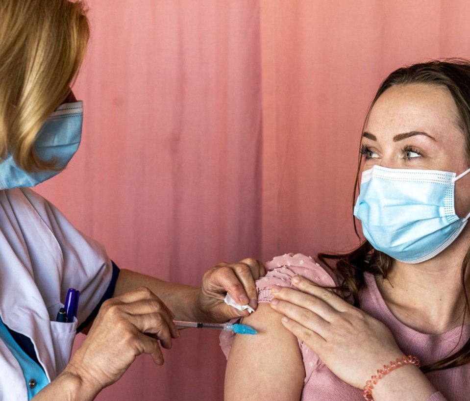 Тільки для України: Угорщина ще місяць безкоштовно вакцинуватиме мешканців Закарпаття