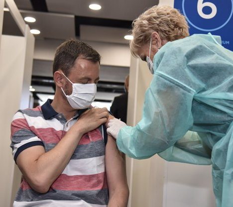 Словаччина, Чехія та Австрія вакцинуватимуть третьою дозою та не закриватимуть кордони