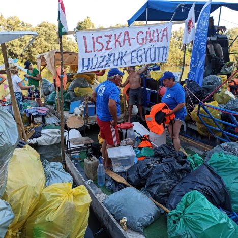 Рекордні 9 тонн сміття зібрали волонтери в Угорщині з притоку Тиси