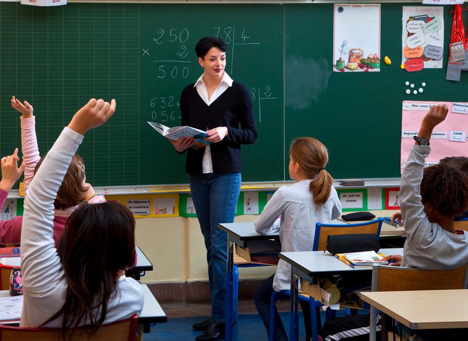 В Угорщині через низьку зарплату бракує 12 тисяч вчителів