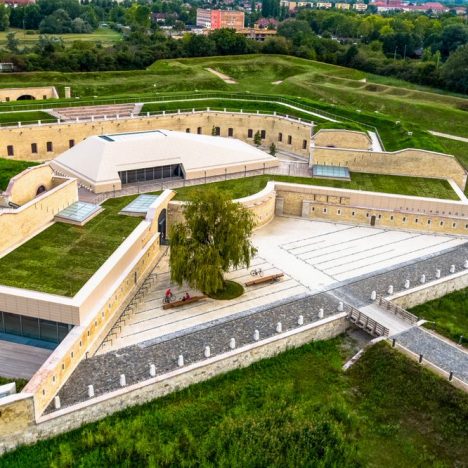 “Зіркова колекція”: В Угорщині відкрили музей найвідоміших скульптур Європи у найбільшій фортеці країни