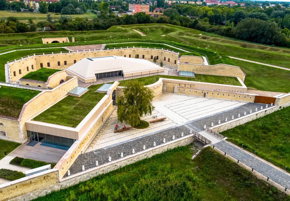 “Зіркова колекція”: В Угорщині відкрили музей найвідоміших скульптур Європи у найбільшій фортеці країни