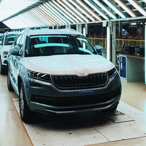 Автогігант Škoda Auto зупиняє виробництво у Чехії: як це вплине на економіку