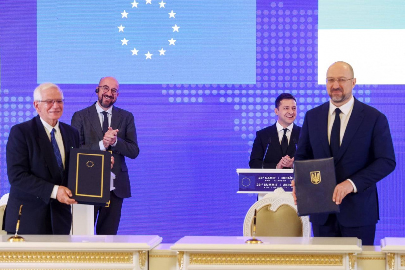Україна та ЄС на саміті в Києві підписали угоду про “відкрите небо”