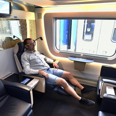 Повний комфорт: В Угорщині запустили у дію нові залізничні вагони Інтер-сіті преміум-класу (ФОТО)