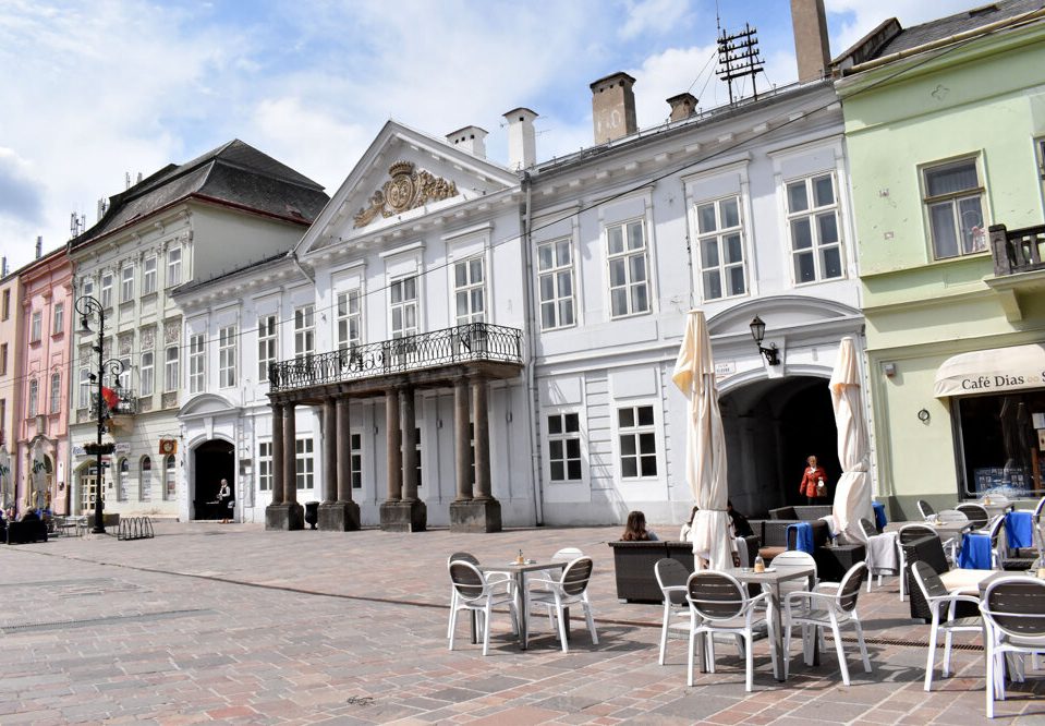Які історичні будівлі купила Угорщина у Словаччині?