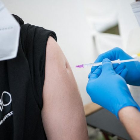 У Польщі повнолітнім дозволять щепитись третьою дозою вакцини