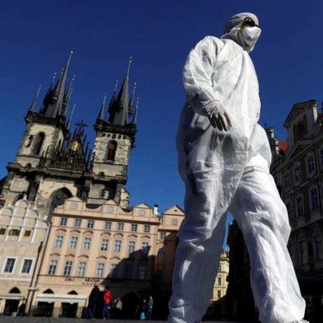 У Чехії пропонують дозволити силовикам штрафувати порушників карантину на місці