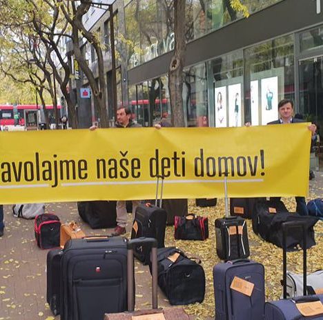 На вулицях Братислави з’явились сотні валіз: владу Словаччини закликали припинити “відтік мізків”