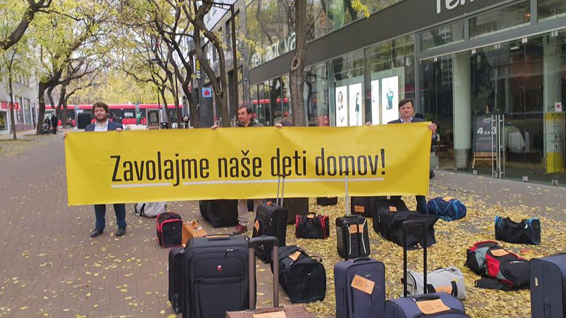 На вулицях Братислави з’явились сотні валіз: владу Словаччини закликали припинити “відтік мізків”