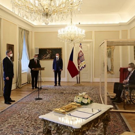 “За склом”: хворий на COVID президент Чехії призначив прем’єр-міністра країни