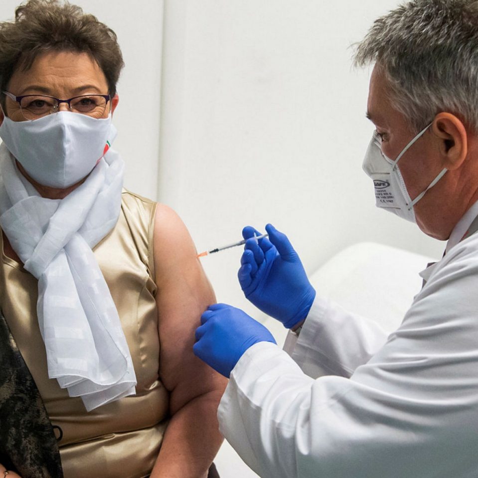 Угорщина – перша серед країн ЄС за кількістю вакцинації третьою дозою