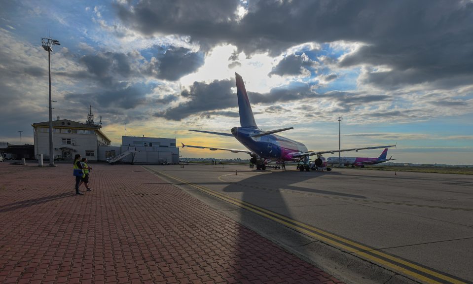 В аеропорту Дебрецена розвернули літак через пошкодження злітно-посадкової смуги