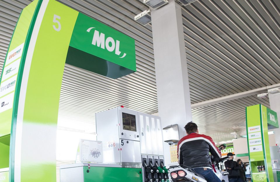 Угорська компанія MOL придбала 417 АЗС у Польщі, а також частку “Лукойла”
