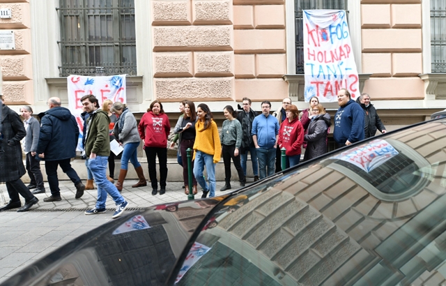 Угорські вчителі вийшли на акцію протесту проти дій уряду. Що вимагають?