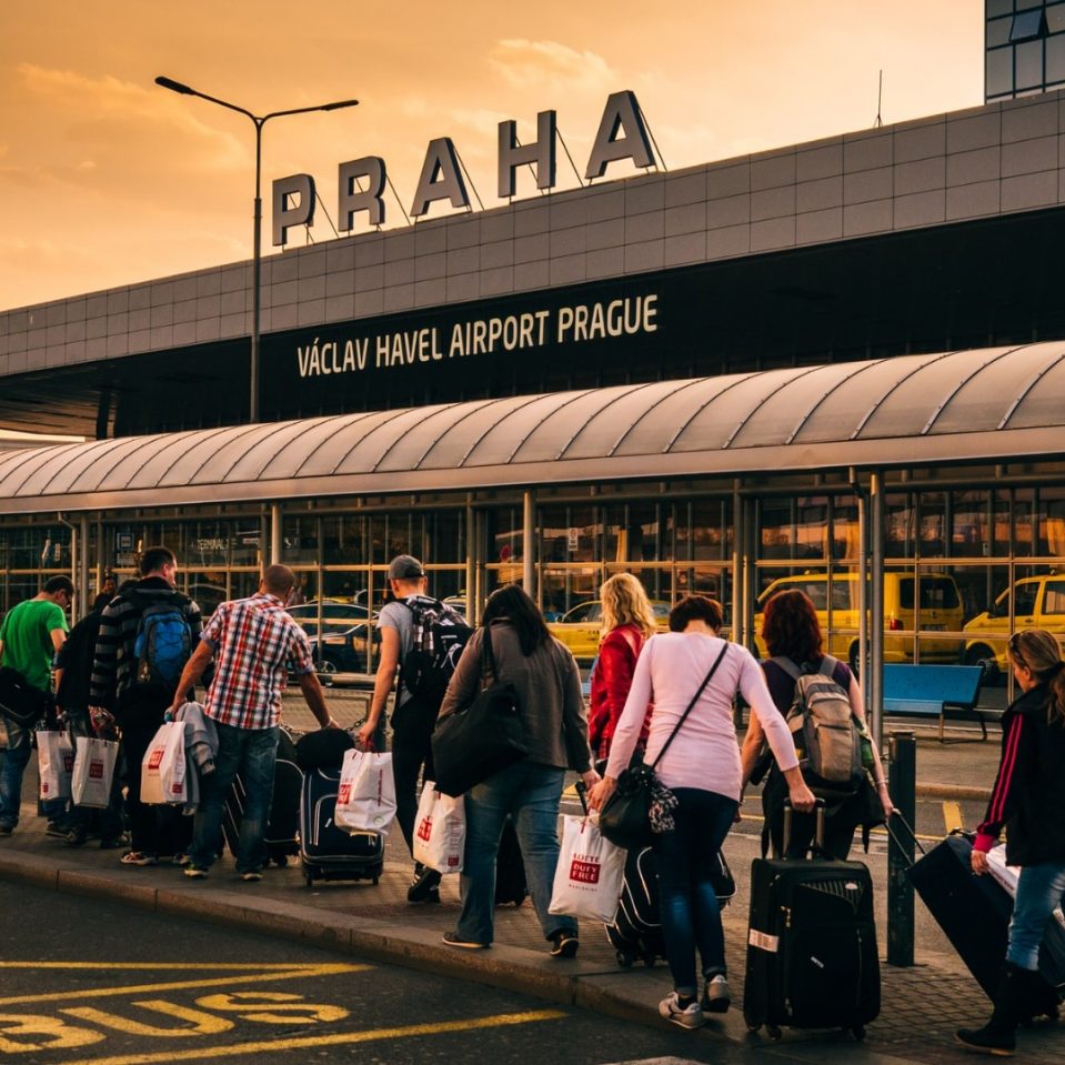 В аеропорту Праги більше не буде оголошень російською мовою про рейси в Україну