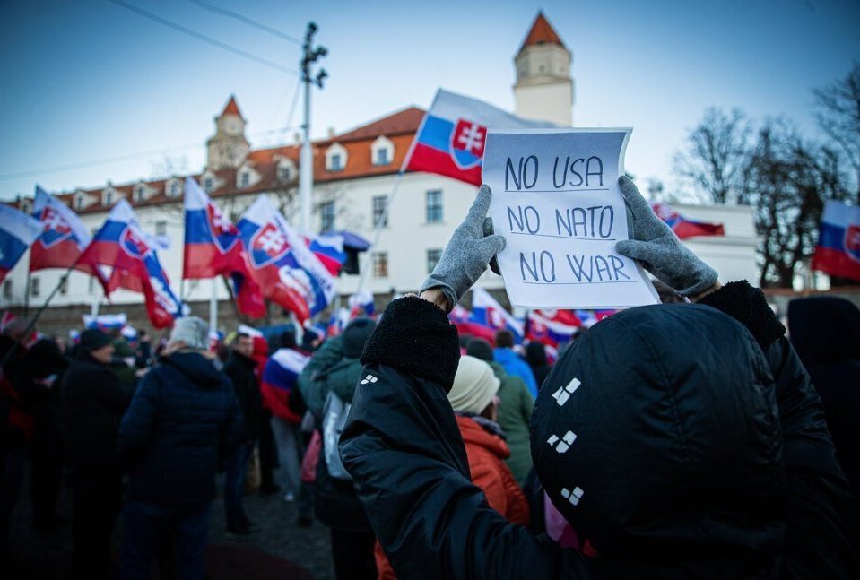 У “ведмежих обіймах”: Росія виграє інформаційну війну в Словаччині