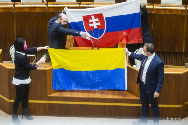 У парламенті Словаччини депутат Медвецьки вилив на прапор України воду (ВІДЕО)