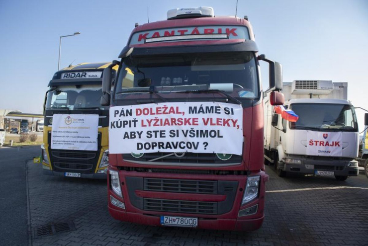 Словацькі далекобійники тимчасово припинили страйк на кордоні з Чехією