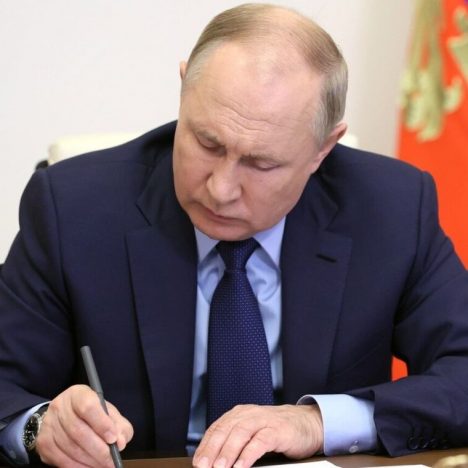Путін офіційно направив російську армію в Україну: реакція світу