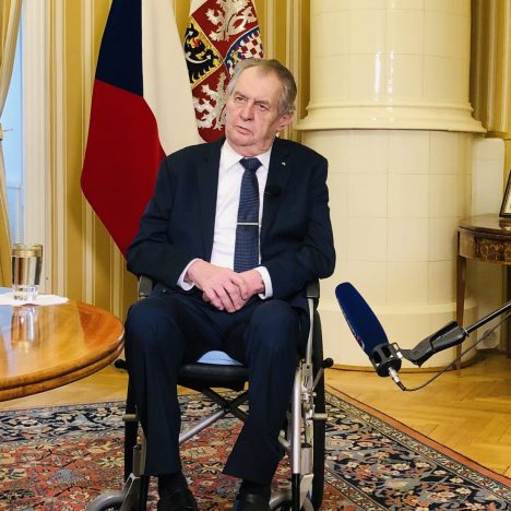 “Божевільних потрібно ізолювати”: президент Чехії Земан закликав відключити Росію від SWIFT