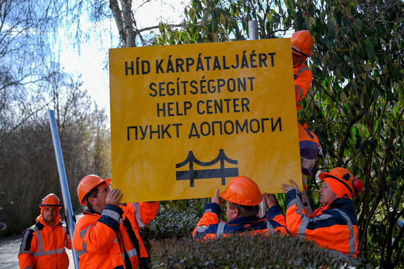На дорогах Угорщини встановлюють табло українською мовою з інформацією про “Пункти допомоги” (ФОТО)