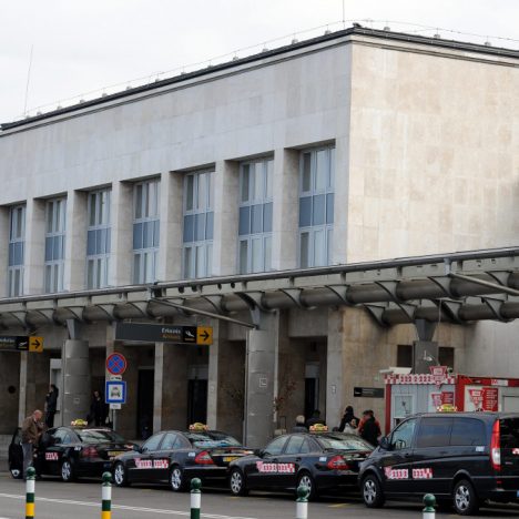 У Будапешті відкрили старий термінал аеропорту для відправки іноземних біженців з України
