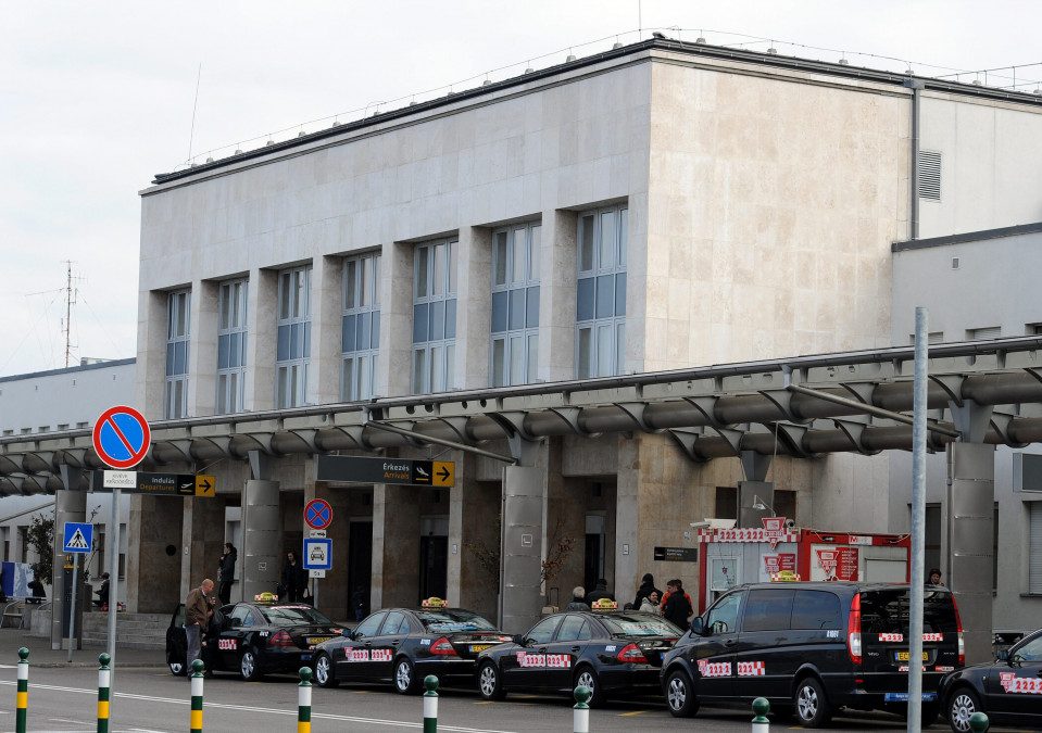 У Будапешті відкрили старий термінал аеропорту для відправки іноземних біженців з України