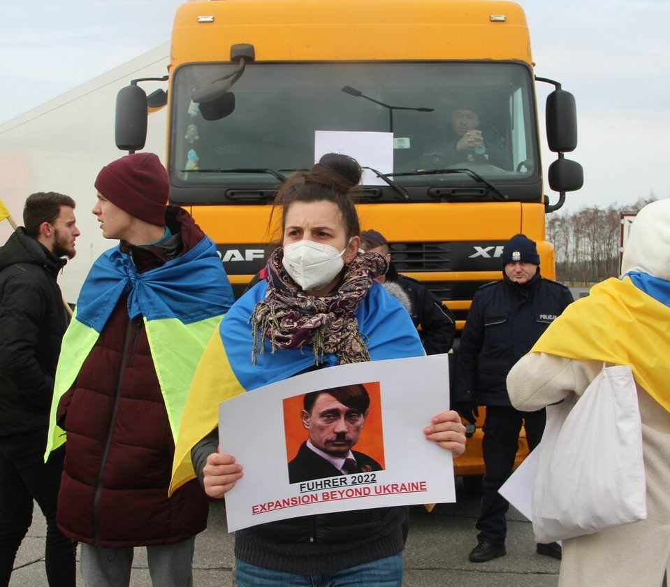 Активісти заблокували у Польщі фури з вантажами до Білорусі та РФ