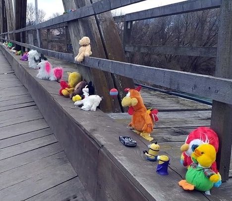 Фото дня: румуни залишають іграшки для українських дітей на мості до Сігету
