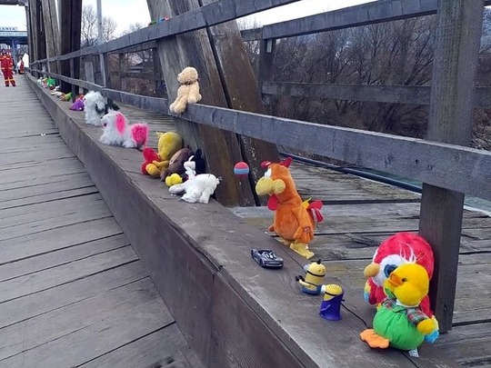 Фото дня: румуни залишають іграшки для українських дітей на мості до Сігету