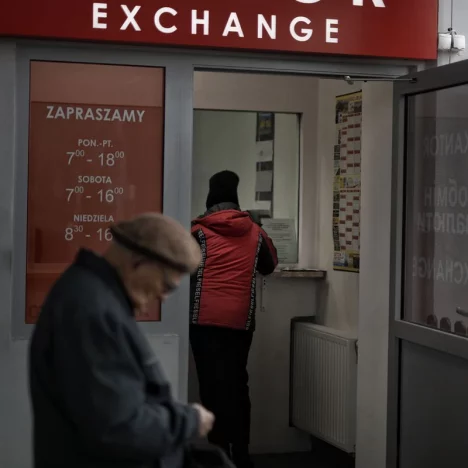Українці зможуть обміняти готівкову гривню у польських банках