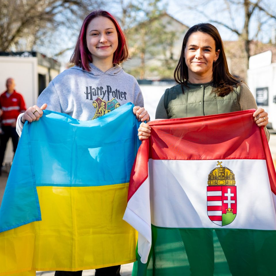 Президентка Угорщини вирушила на кордон і особисто допомагає біженцям з України (ФОТО)