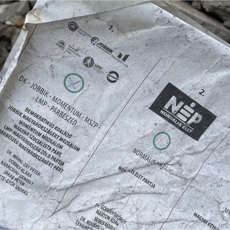 У Румунії на смітнику знайшли заповнені листи для голосування закордонних угорців – ФОТО, ВІДЕО