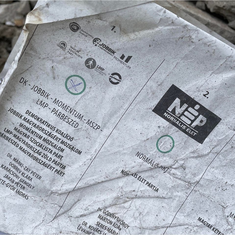 У Румунії на смітнику знайшли заповнені листи для голосування закордонних угорців – ФОТО, ВІДЕО