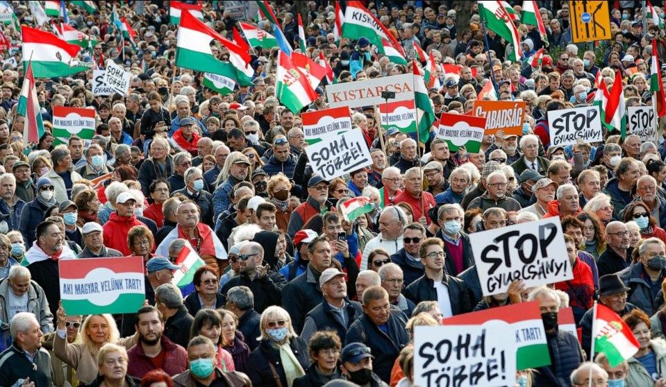 Різниця в межах похибки: за опитуванням Fidesz незначно випереджає угорську опозицію