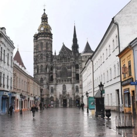 Угорщина продовжує купувати історичні будівлі у центрі словацького міста Кошице (ФОТО)