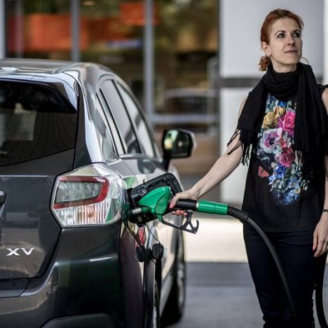 Чи дорожчатиме бензин? Що роблять уряди Європи, аби стримати ріст цін на паливо