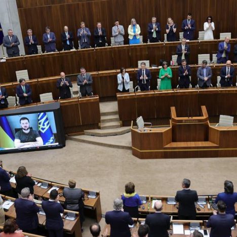 “Ви на власні очі бачили, яке зло несе Росія”: Володимир Зеленський звернувся до парламенту Словаччини