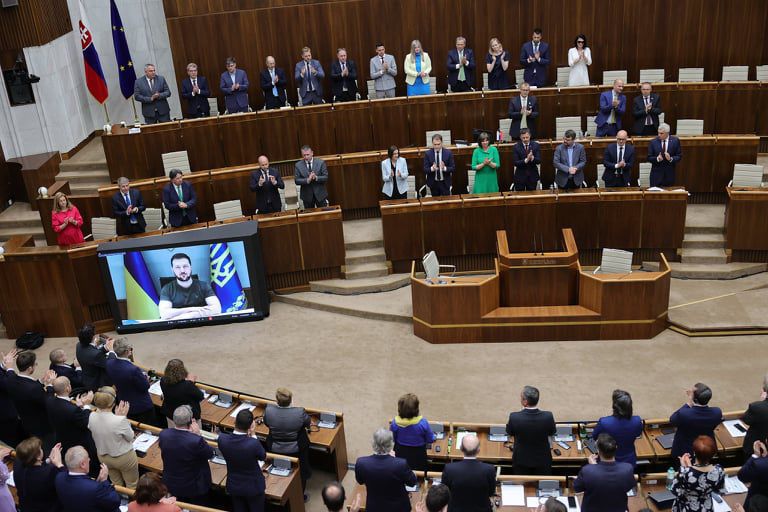 “Ви на власні очі бачили, яке зло несе Росія”: Володимир Зеленський звернувся до парламенту Словаччини