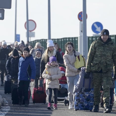 Українські біженці масово повертаються додому з Європи: причини різні