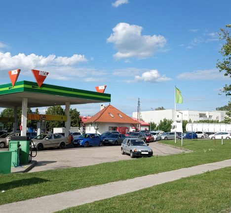 Словаки спричинили паніку на угорських АЗС через обмеження пального для іноземців