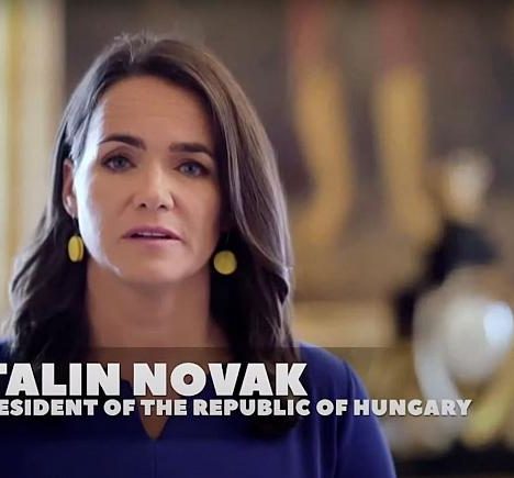 Угорська президентка одяглася в кольори України та вимагає розслідувати російські воєнні злочини