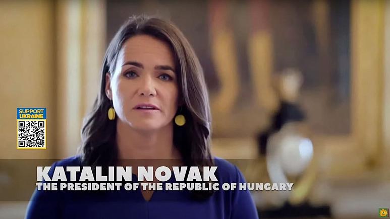 Угорська президентка одяглася в кольори України та вимагає розслідувати російські воєнні злочини