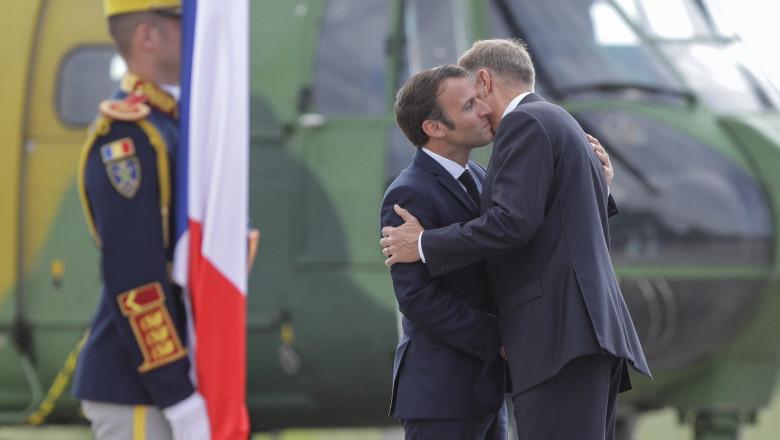 “Ми маємо захистити себе”: президент Франції почав турне Східною Європою з візиту до Румунії