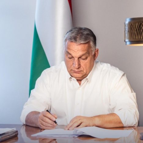 Орбан зафіксував ціни на пальне та окремі продукти до жовтня. Як реагує угорська економіка?